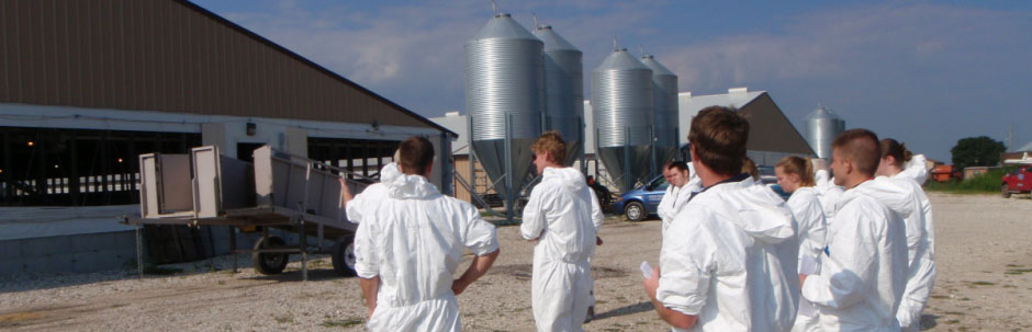 Veterinary students on the farm 