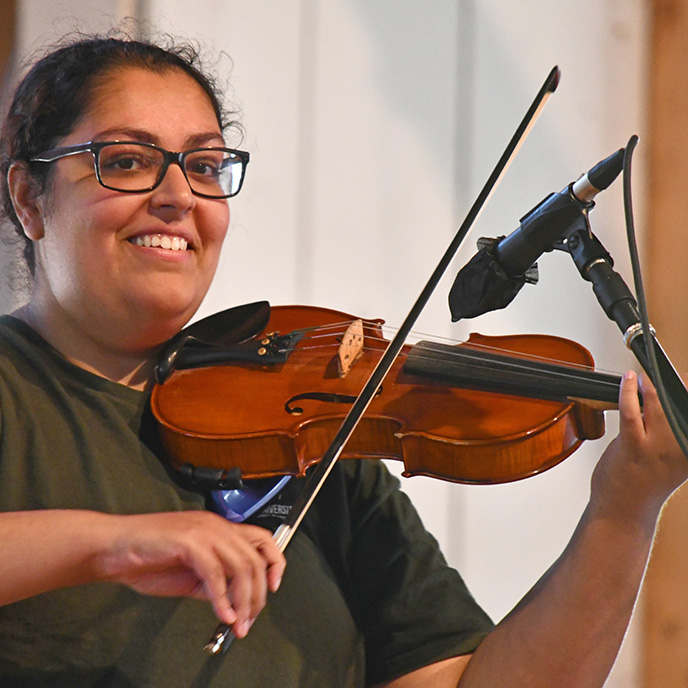 Mona Bandyopadyay playing the fiddle