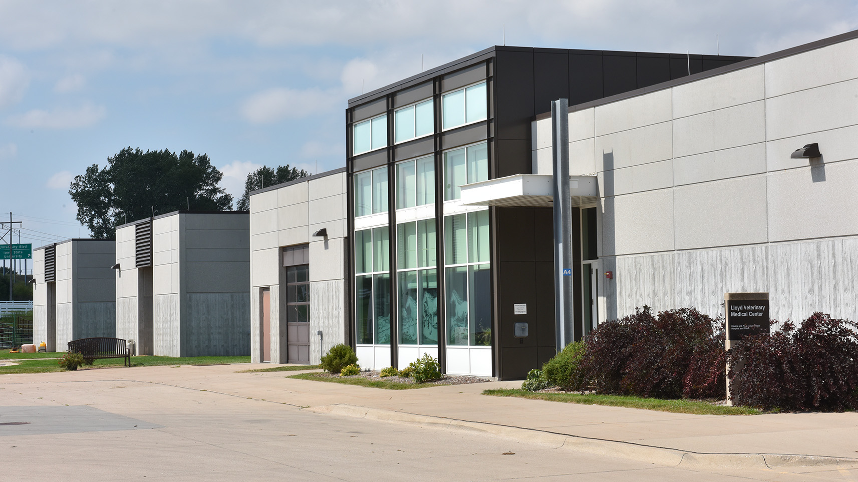 Large Animal Hospital exterior photo